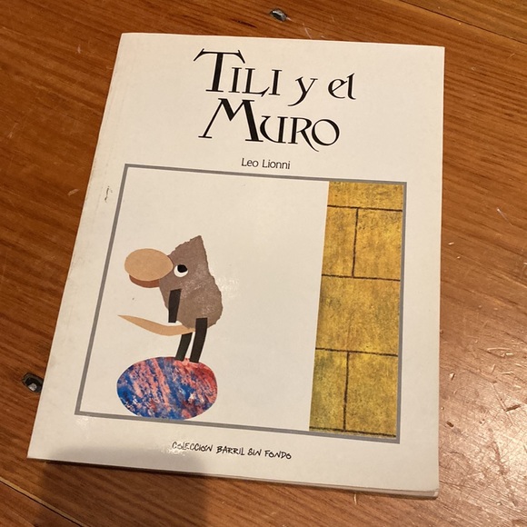Spanish TILI Y EL MURO Tillie and the Wall Illustrated SC Book - Picture 1 of 6